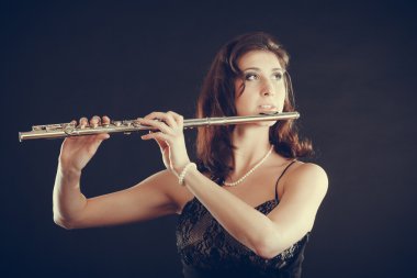 Enine flüt üzerinde siyah oynayan kadın.