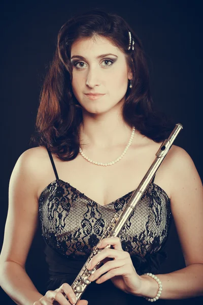 Mujer elegante con instrumento de flauta . — Foto de Stock