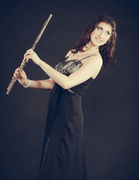 Femme élégante avec instrument pour flûte . — Photo