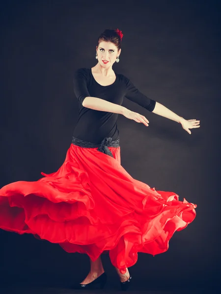 Mulher bonita dançando dança oriental . — Fotografia de Stock