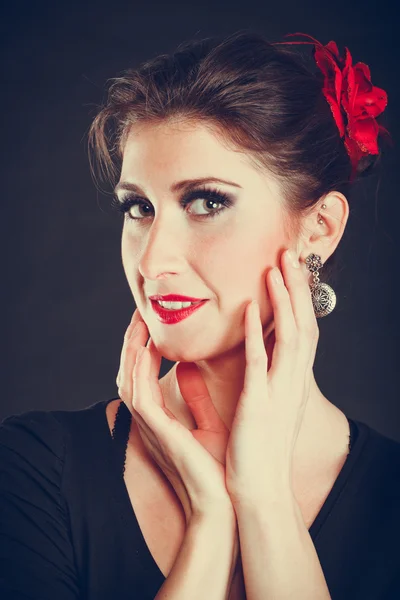 Elegante Frau mit starkem Make-up. — Stockfoto