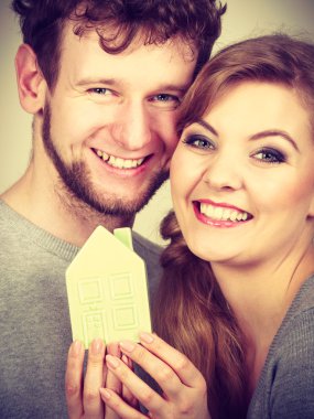 Genç çift ev sembolünü gösterirken girerler.