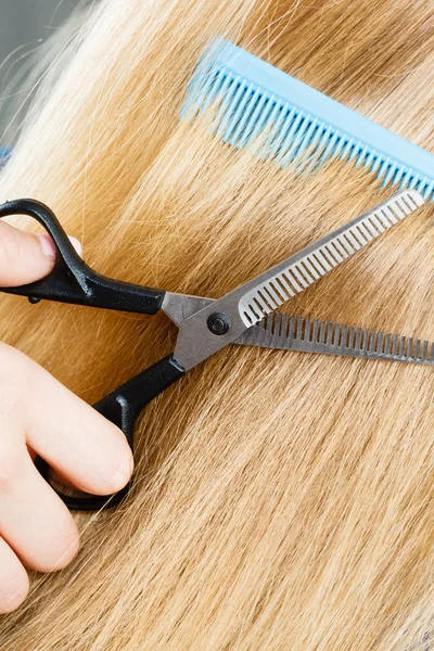 Frau schneidet glatte Haare ab. — Stockfoto