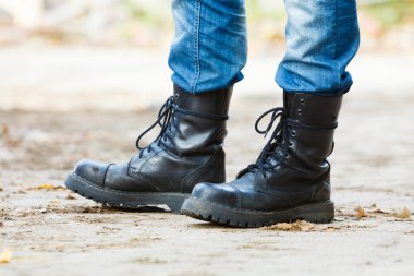 Adam siyah çizmeler.