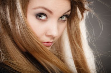 Açık sallayarak saçlı güzel sarışın kadın.