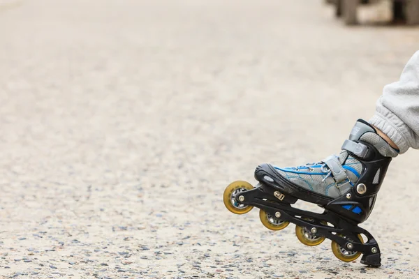 Mujer con patines al aire libre . — Foto de Stock