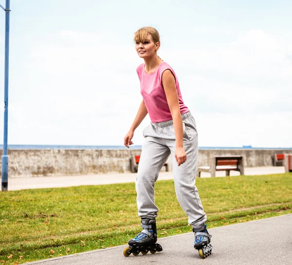 활동적인 젊은 여자 rollerskating 야외. — 스톡 사진
