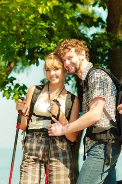 İki kişi turistler deniz okyanus tarafından hiking.