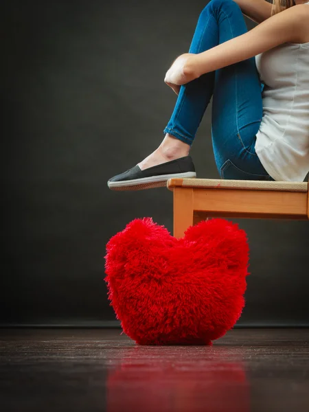 Θλιβερή δυστυχισμένη γυναίκα με μαξιλάρι κόκκινη καρδιά — Φωτογραφία Αρχείου