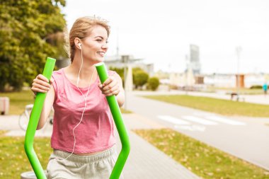 Aktif kadın üzerinde eliptik eğitmen egzersiz.