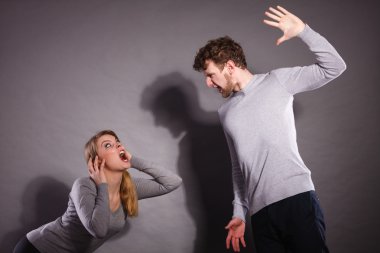 Mücadele insanlar. Genç çift savunarak.