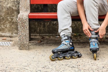 Tekerlekli paten üzerinde açık koyarak kadın.