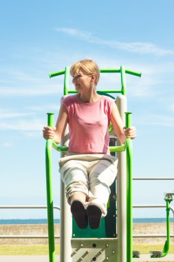 Aktif kadın açık spor salonunda egzersiz.