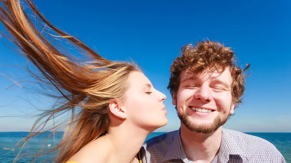 Namoro. Casal apaixonado beijando — Fotografia de Stock