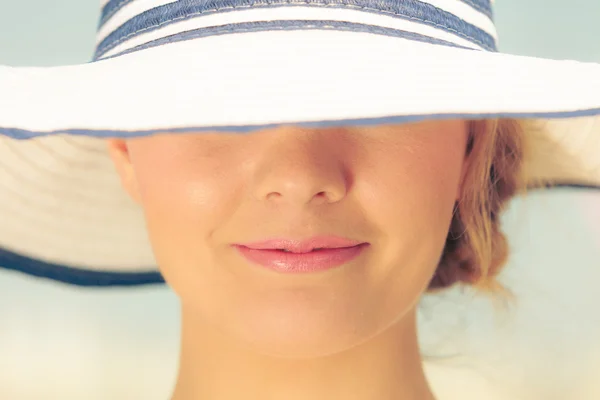 Gros plan de femme de mode en chapeau d'été rayé . — Photo