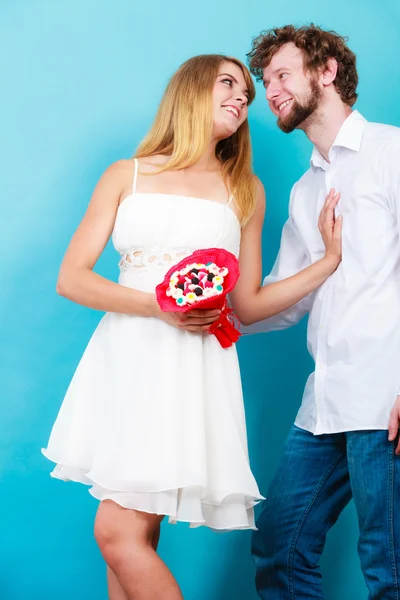 Счастливая пара с цветами конфет. Любовь . — стоковое фото