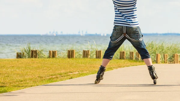 Anak muda rollerblading outdoor pada hari yang cerah — Stok Foto