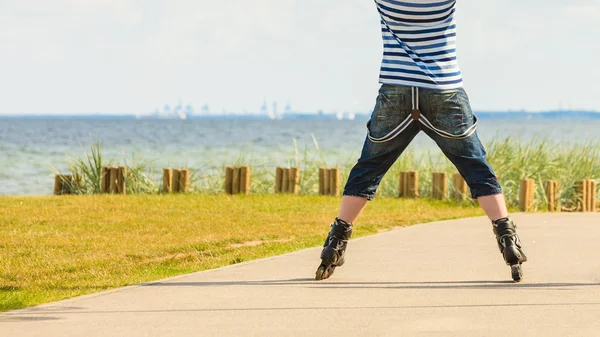 Joven hombre patinando al aire libre en día soleado — Foto de Stock