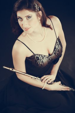 Flüt enstrüman ile zarif kadın.