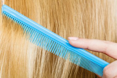 Sarı saçlı mavi tarak, yakın çekim.