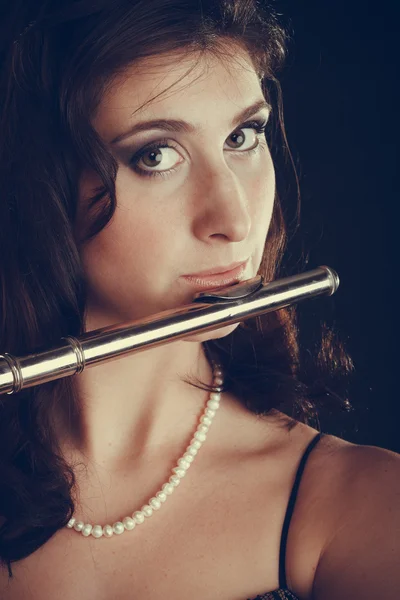 Mujer tocando flauta transversal en negro . — Foto de Stock