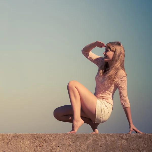 Chica rubia descansando al aire libre —  Fotos de Stock