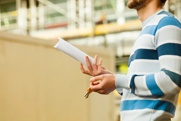 Joven llevando llavero con documentos . — Foto de Stock