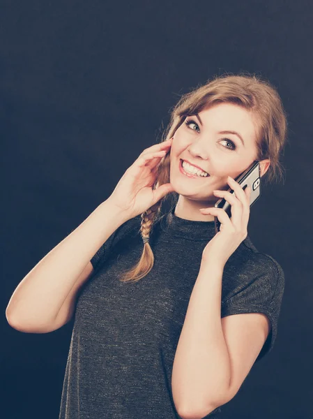 Atractiva mujer coqueteando mensajes de texto en el teléfono móvil . —  Fotos de Stock