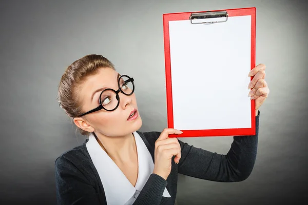 Nerdy girl presenting binder. — Stock Photo, Image