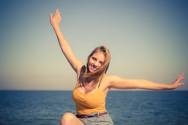 Belle fille blonde se détendre en plein air au bord de la mer — Photo