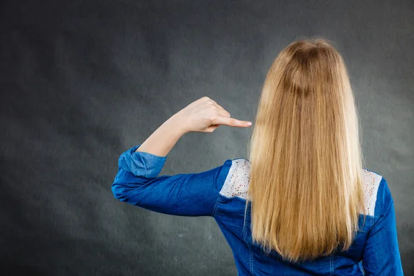 Blondine spielt mit Haaren. — Stockfoto