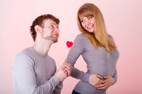 Amoroso repuesto con corazón coqueteando . — Foto de Stock