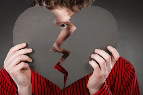 Ο άνθρωπος που καλύπτουν πίσω από cutout καρδιά — Φωτογραφία Αρχείου