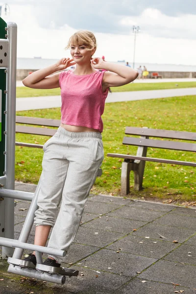 Aktive Frauen trainieren im Outdoor-Fitnessstudio. — Stockfoto