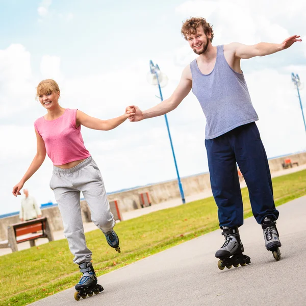 Jóvenes activos amigos patinaje al aire libre . — Foto de Stock