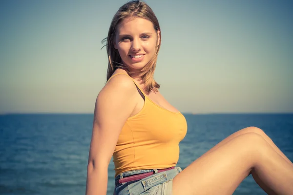 Güzel sarışın kız deniz kenarında açık rahatlatıcı — Stok fotoğraf