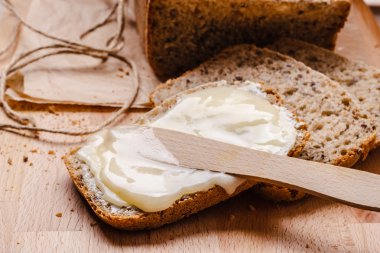 Natürmort taze ekmek tereyağı ve bal ile