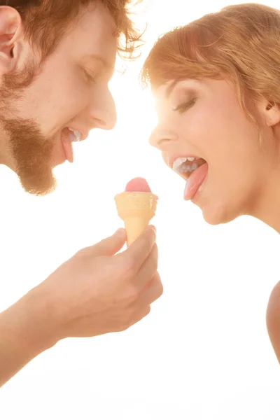 Giovane coppia mangiare gelato all'aperto — Foto Stock