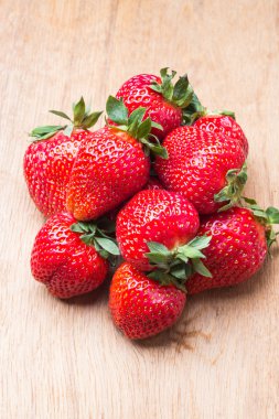 Ahşap masa üzerinde kırmızı taze çilek meyve.