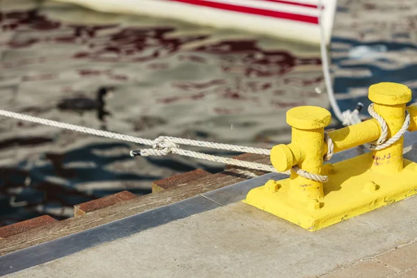 Ελλιμενισμού δέστρα με σχοινί για τα pier δίπλα στη θάλασσα — Φωτογραφία Αρχείου