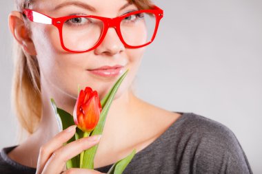 İnek kız koklama çiçek.