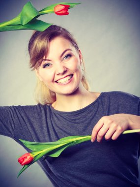 Oynak kız çiçek Lale ile eğleniyor.