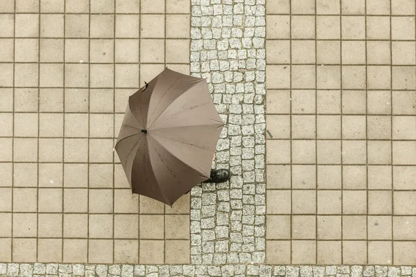 우산을 가진 사람. — 스톡 사진