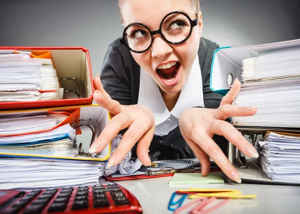 Geisteskranke Büroangestellte bei der Arbeit. — Stockfoto