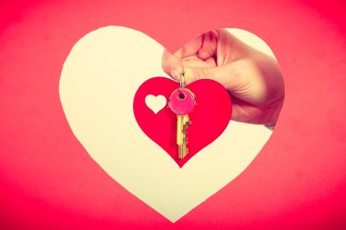 El küçük kalp tuşları ile tutar..