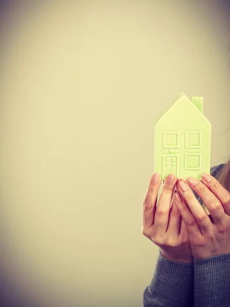 Person holding house model. — Stock Photo, Image