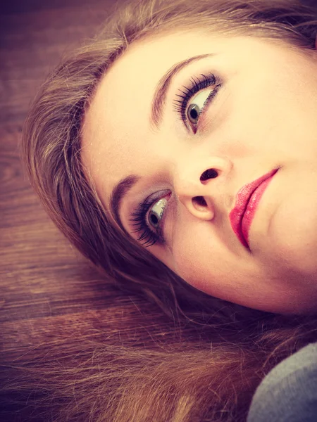 床の上に横たわる若い陽気な女性. — ストック写真