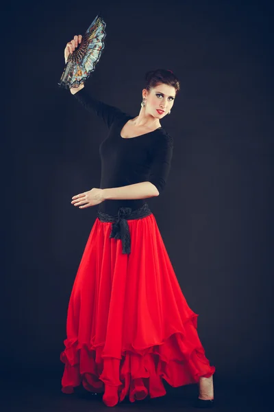Vacker kvinna dansar orientalisk dans. — Stockfoto