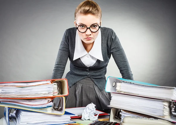 Verärgerte Sekretärin am Schreibtisch. — Stockfoto