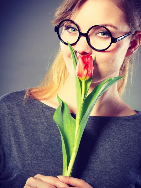 Affascinante donna odore di fiore sentire la pace . — Foto Stock